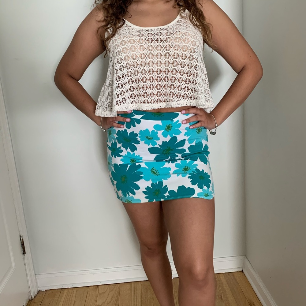EXPRESS floral mini skirt with slit green/white XS